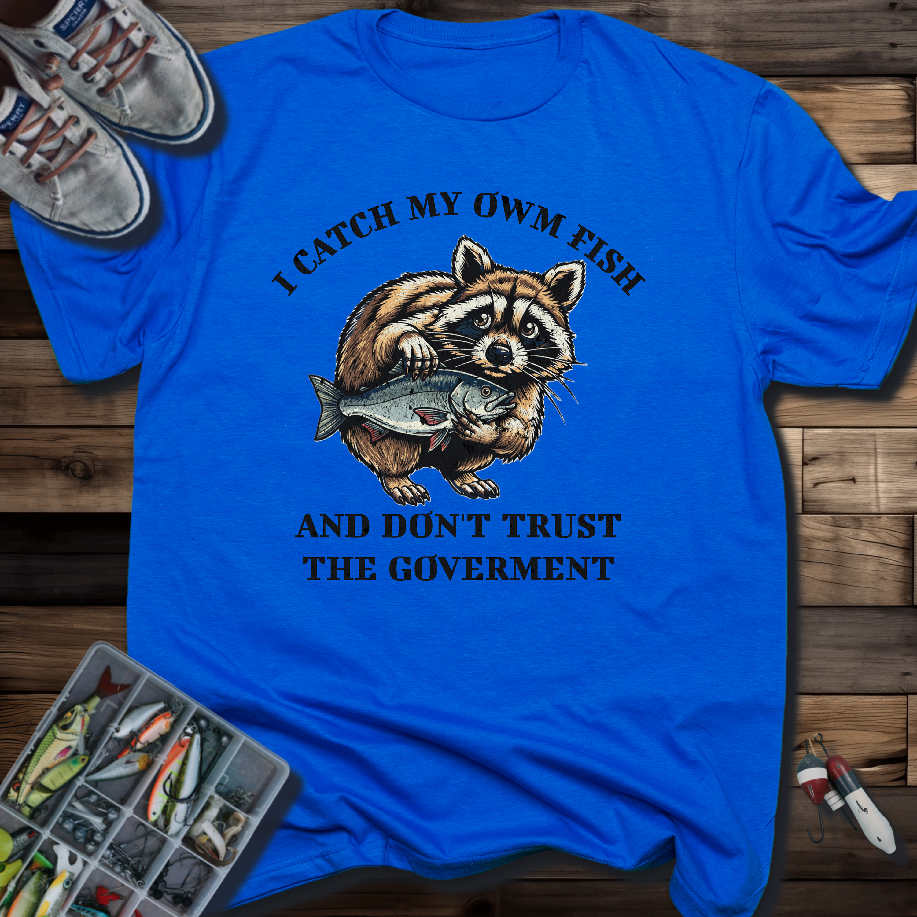 I CATCH MY OWN FOOD AND DON'T TRUST THE GOVERMENT T-SHIRT