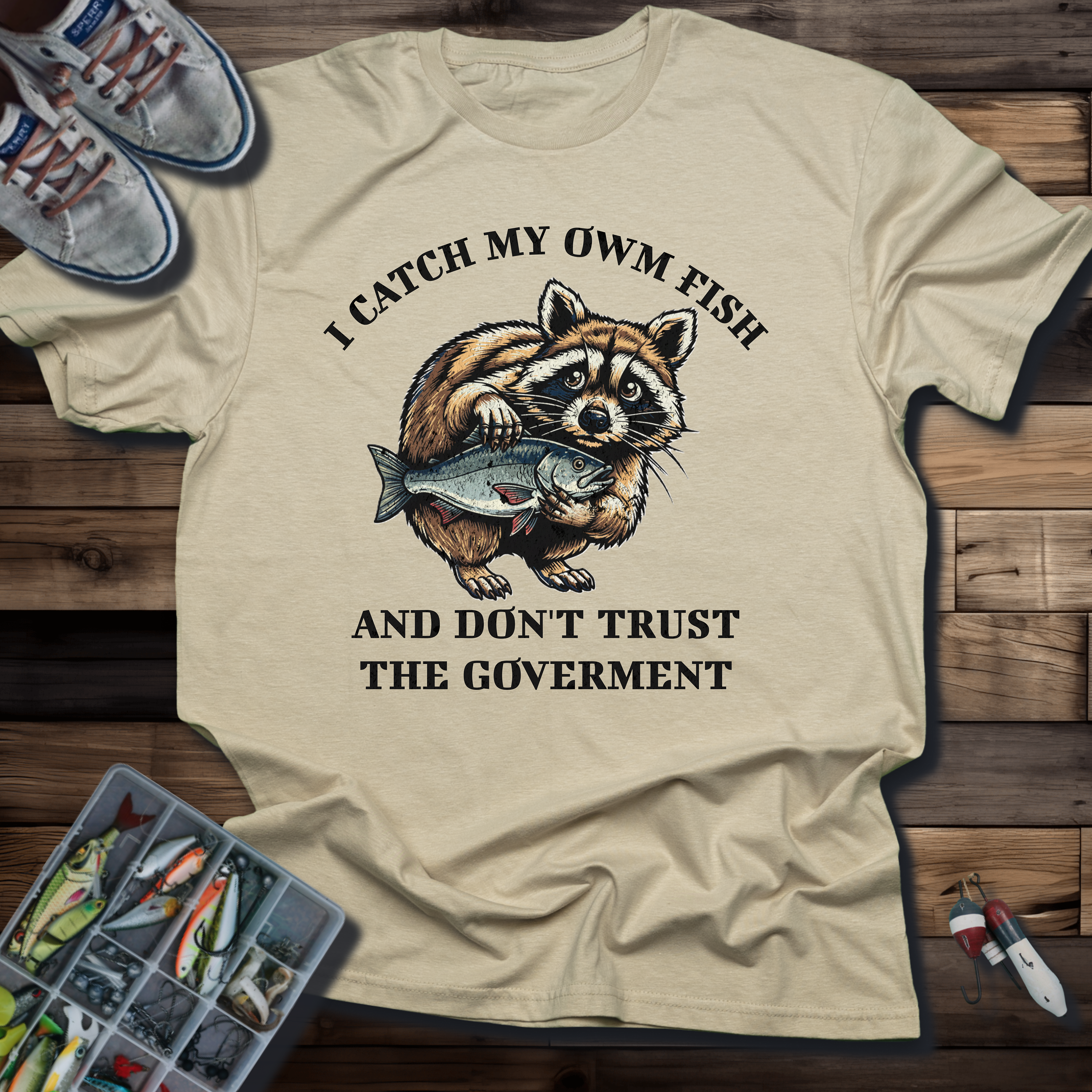 I CATCH MY OWN FOOD AND DON'T TRUST THE GOVERMENT T-SHIRT